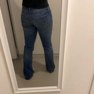 Replay jeans som är i bra skick, som är  bootcut och lågmidjade. Midjemåttet är 82 cm och innerbenslängd är 84cm💕