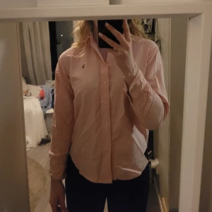 Ralph Lauren skjorta - Ralph lauren skjorta i storlek 14 vilket är ungefär översatt till Small 💞