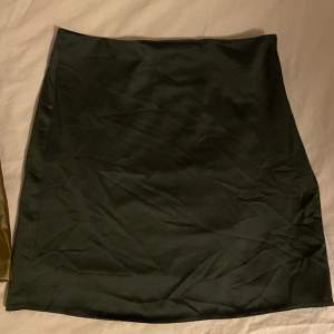 En svart miniskirt i glansigt material🖤🎩📞 Storlek 36 från Asos