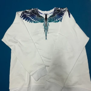 Marcelo burlon  - Säljer denna riktigt snygg tröja från marcelo burlon. Vid behov av frågor och annat så skriv bara till mig. Pris går att diskutera!