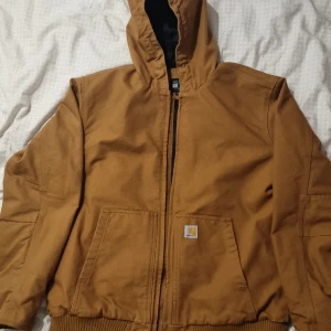 Carhartt jacka  - I ny skick, har använt den typ 2 gånger. Köpt för 1300