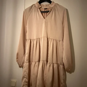 Guldskimrande klänning Gina Tricot - Så snygg klänning ifrån Gina tricot som dessvärre inte kommer till användning. Jättesnygg, guldskimrande och perfekt passform! I princip aldrig använd!