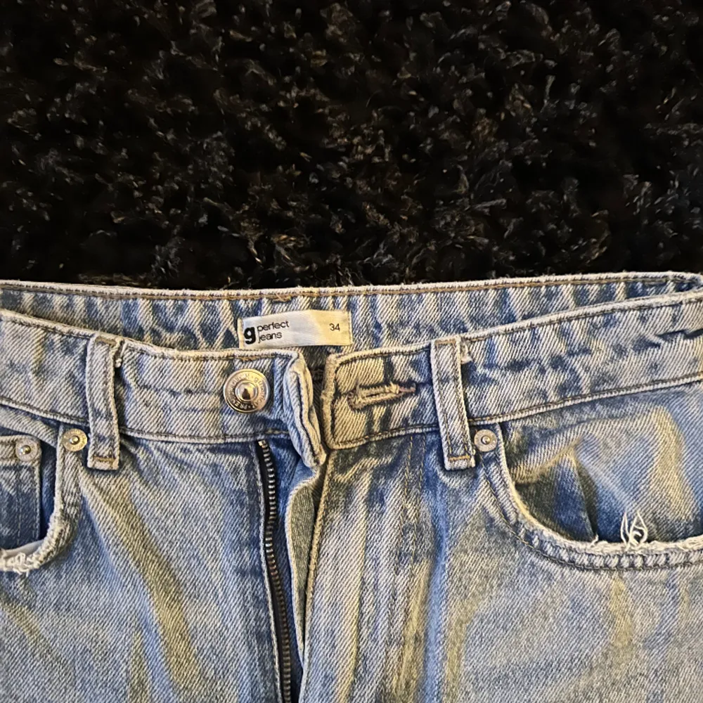 Blåa jeans från Gina tricot, använt några gånger men varit väl omhändertagen. Jättefina men säljer dem för de är för små för mig.. Jeans & Byxor.