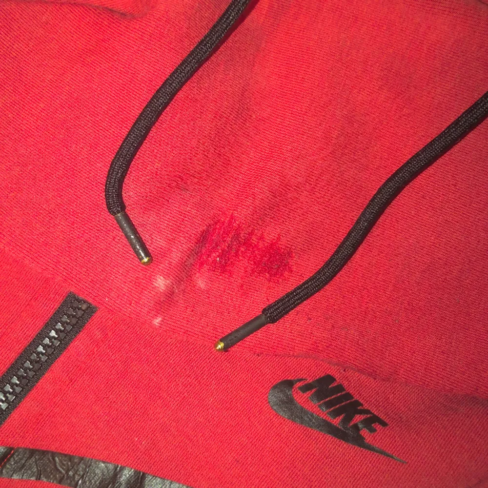 Röd nike tech tröja i äldre modell i storlek M. Har slitning på ena armbågen och på metallen på snörena. Dm för fler bilder eller frågor❤️. Hoodies.