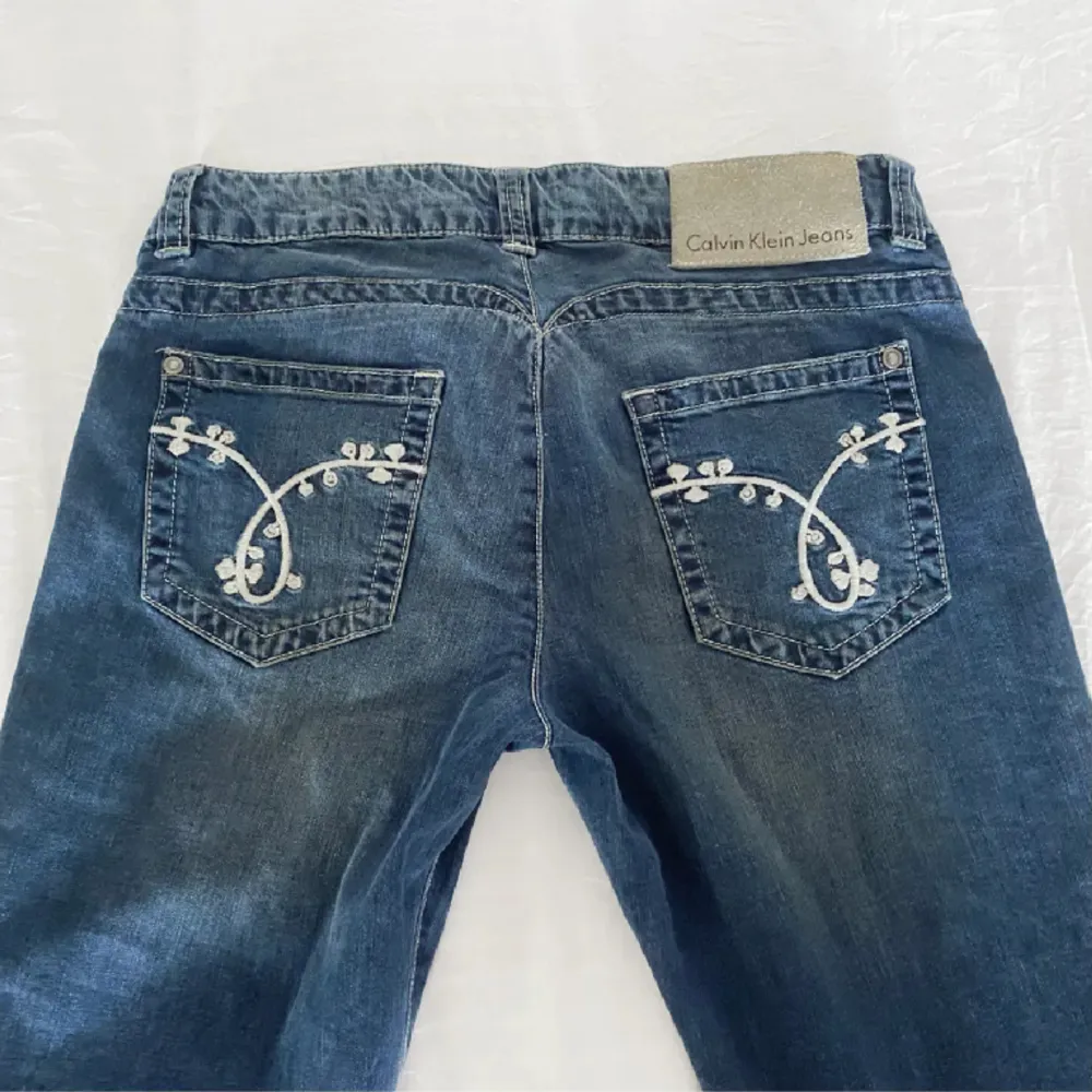 lågmidjade bootcut jeans från Calvin Klein💕. Jeans & Byxor.
