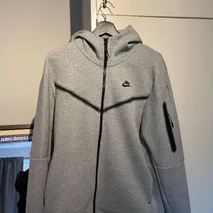 Nike tech fleece grå, användt nån gång annars är den nyskick