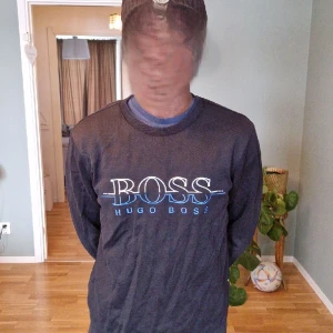 Hugo Boss tröja - Hugo boss tröja till salu. Använd men i väldigt bra skick. Skriv om intresserad eller vill ha mer bilder