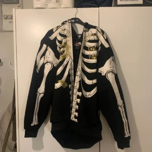 Skeleton full zip hoodie - Skelett godis med full dragkedja som sitter som en xl. Möts helst upp 