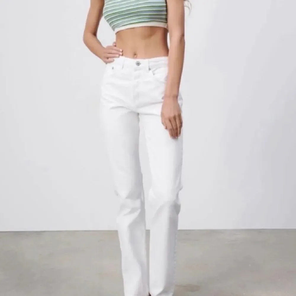 Säljer nu mina vita jeans från Zara som passar till allt, perfekt till våren och sommaren. Slutsålda på Zara!! Super snygga som jeans säljes då de tyvärr inte kommer till användning. Nyskick!!🌸🍒. Jeans & Byxor.