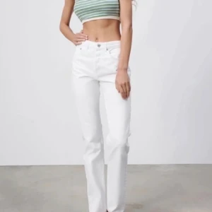 Vita jeans - Säljer nu mina vita jeans från Zara som passar till allt, perfekt till våren och sommaren. Slutsålda på Zara!! Super snygga som jeans säljes då de tyvärr inte kommer till användning. Nyskick!!🌸🍒