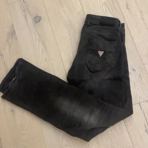 Guess Straight Jeans  - Snygga jeans från Guess med riktig snygg fade. Passformen är straight, nypris ligger på cirka 1000kr. Passar någon som är 172 - 182 typ. Hör gärna av er för frågor! //Fabian