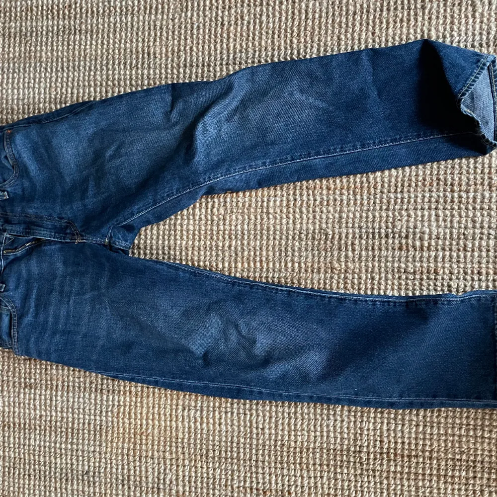 Levis 551. Knappt använda i nyskick. Storlek 29/30.. Jeans & Byxor.