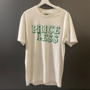 T-shirt Priceless - Sjukt nice tisha köpt på ettresex i Sthlm för ca 1 år sedan. Storlek L, men funkar för M också, sitter oversized. 