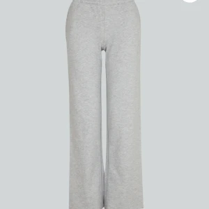 Bikbok mjukisar - Säljer nu mina jättesnygga mjukisar från bikbok då dom inte kommer till användning💓  Kan skicka fler bilder om söder skulle viljas.