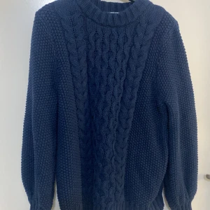 Dam stickad tröja M  - Jättefin knappt använd stickad tröja M Hampton republic marinblå 