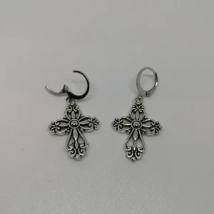 Örhängen ~ kors ~ - Örhängen som är gjorda/designade av mig. Nya/oanvända. Huggies/ringar i 304 rostfritt stål. 