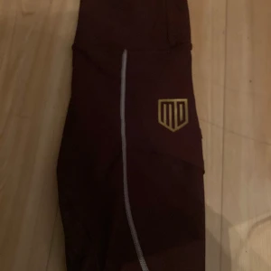 Maya delorez ridbyxor - Säljer ett par röda Maya delorez ridbyxor. Nypris: 800kr mitt pris, 400kr🤩🌸 Köparen står för frakten 🌼