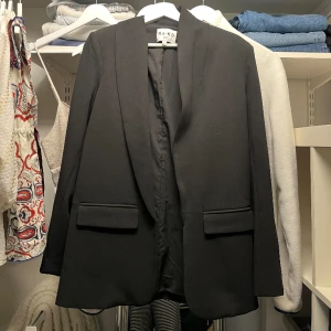 Svart kavaj - Den perfekta kavajen som passar till allt🙌🏽🤭