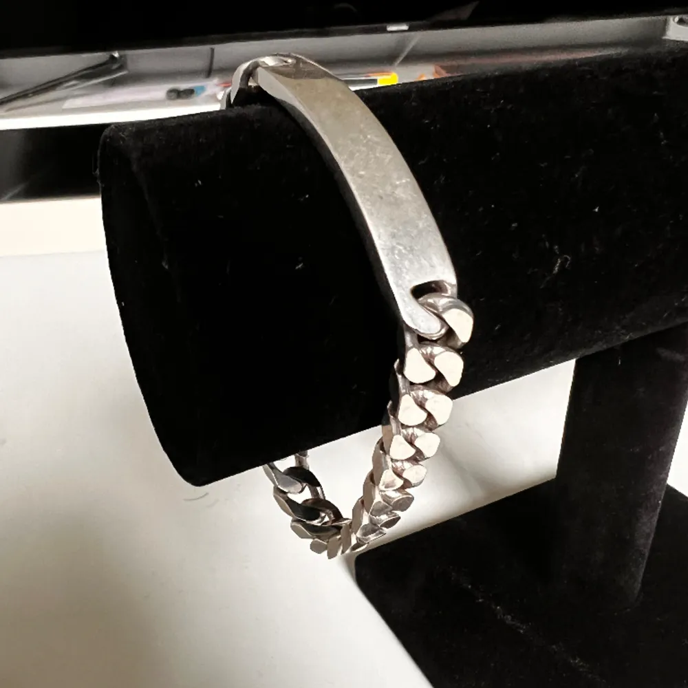Pansarlänk armband med platta i äkta 925 silver från Guldfynd, 21cm lång och 8mm bred, väger 38g, utrustad med ett säkerhetslås istället för vanlig hake vilket gör detta smycke mycket ovanligt! . Accessoarer.