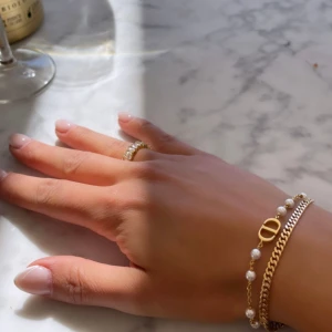 Dior armband - Använt ett fåtal gånger, nyskick Köpte för 420€ Finns köpebevis