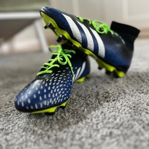 Adidas Predator fotbollsskor  - Dom är i ett väldigt bra och fint skick 