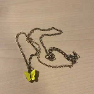 Fjäril halsband 🦋  - Rostat lite men syns inte när man har på sig det❤️ Skriv om du har frågor!