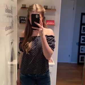 Blus - Off shoulder blus med gulligt mönster i väldigt bra skick ❤️Pris kan diskuteras.