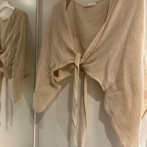 Knytblus Pull&Bear - Oanvänd knytblus från Pull&Bear  Stl S-M