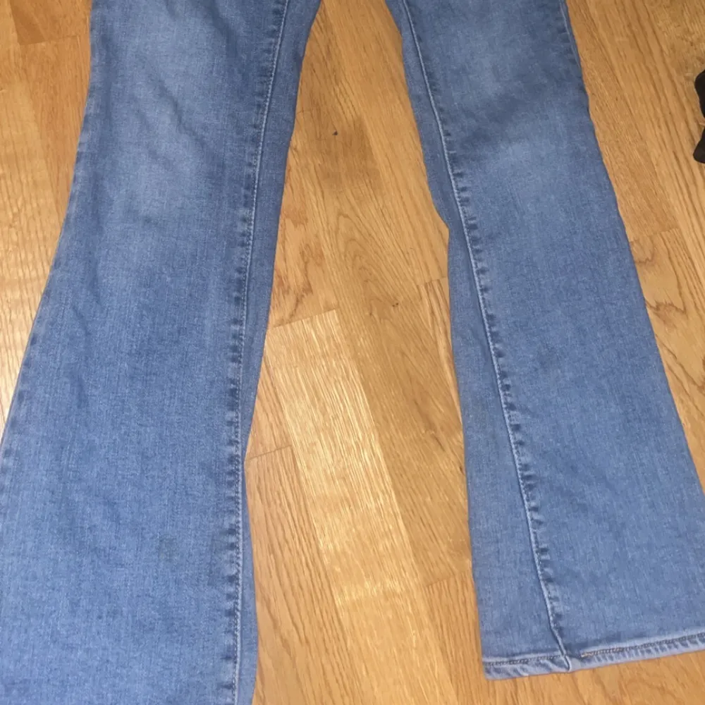 jeans från levis bootcut som tyvärr blivit för små . Jeans & Byxor.