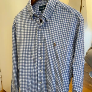 Ralph Lauren skjorta - Fräsch skjorta till sommaren. Modellen är customfit i M. Skriv privat för fler bilder!👌🏻