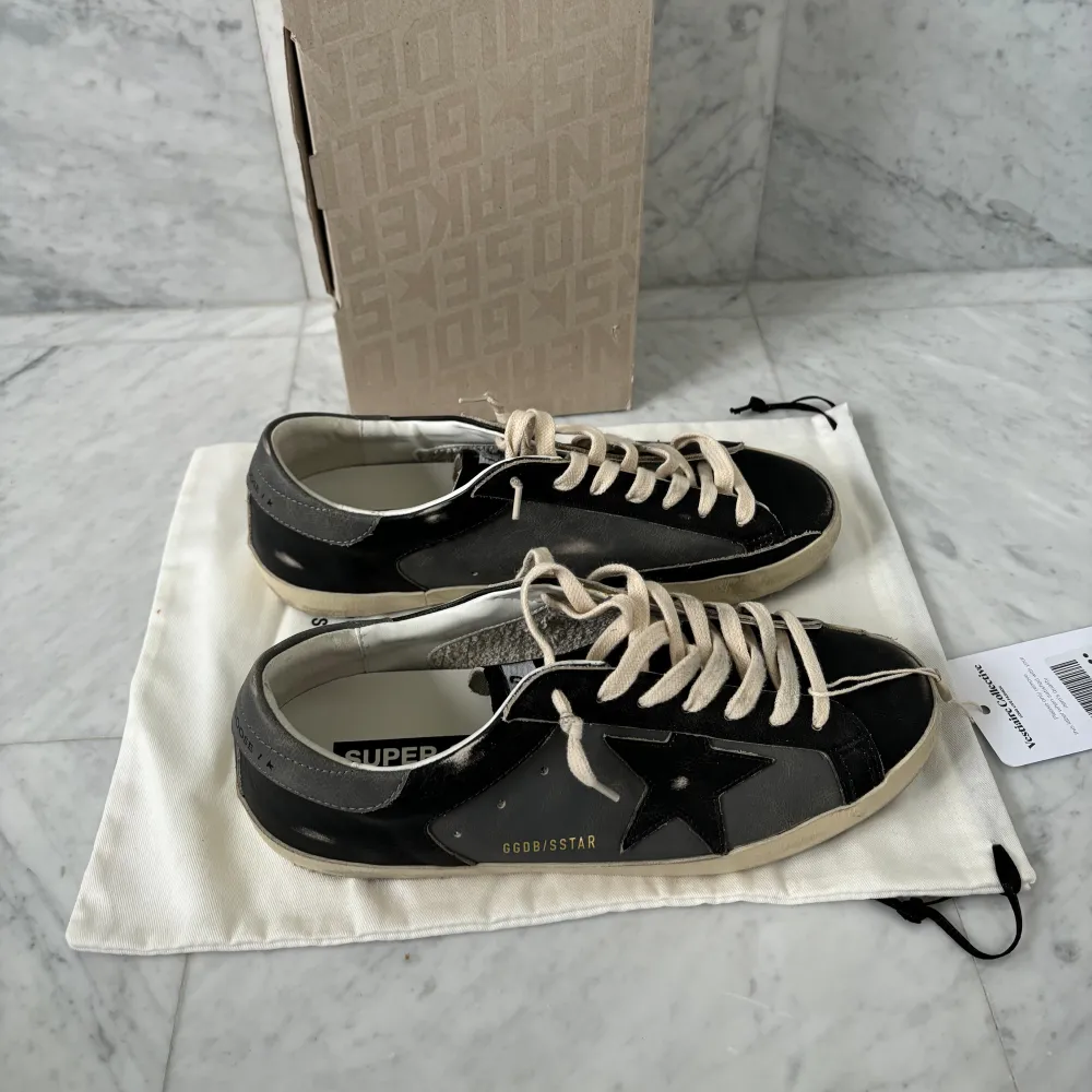 Säljer nu dessa otroligt feta Golden Goose skorna. De är helt nya och har aldrig använts. Box, dustbag, Golden goose passport och äktighetbevis tillkommer - Skick: 10/10 - Storlek: 43 - Nypris: 6000 kr - Hör av er vid minsta fråga eller fundering :). Skor.