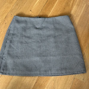 Kort kjol svartvit mönstrad - Oanvänd kjol