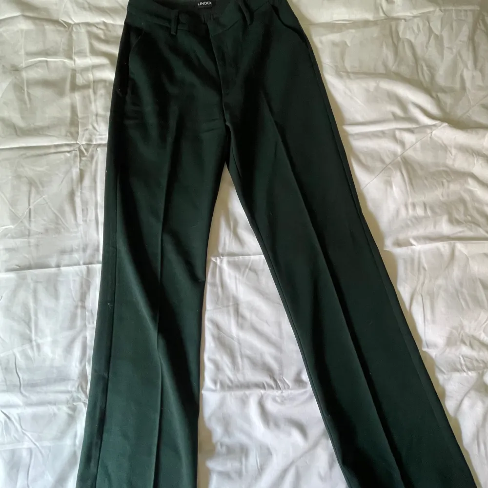 Mörkgröna kostymbyxor med stretchigt material.. Jeans & Byxor.