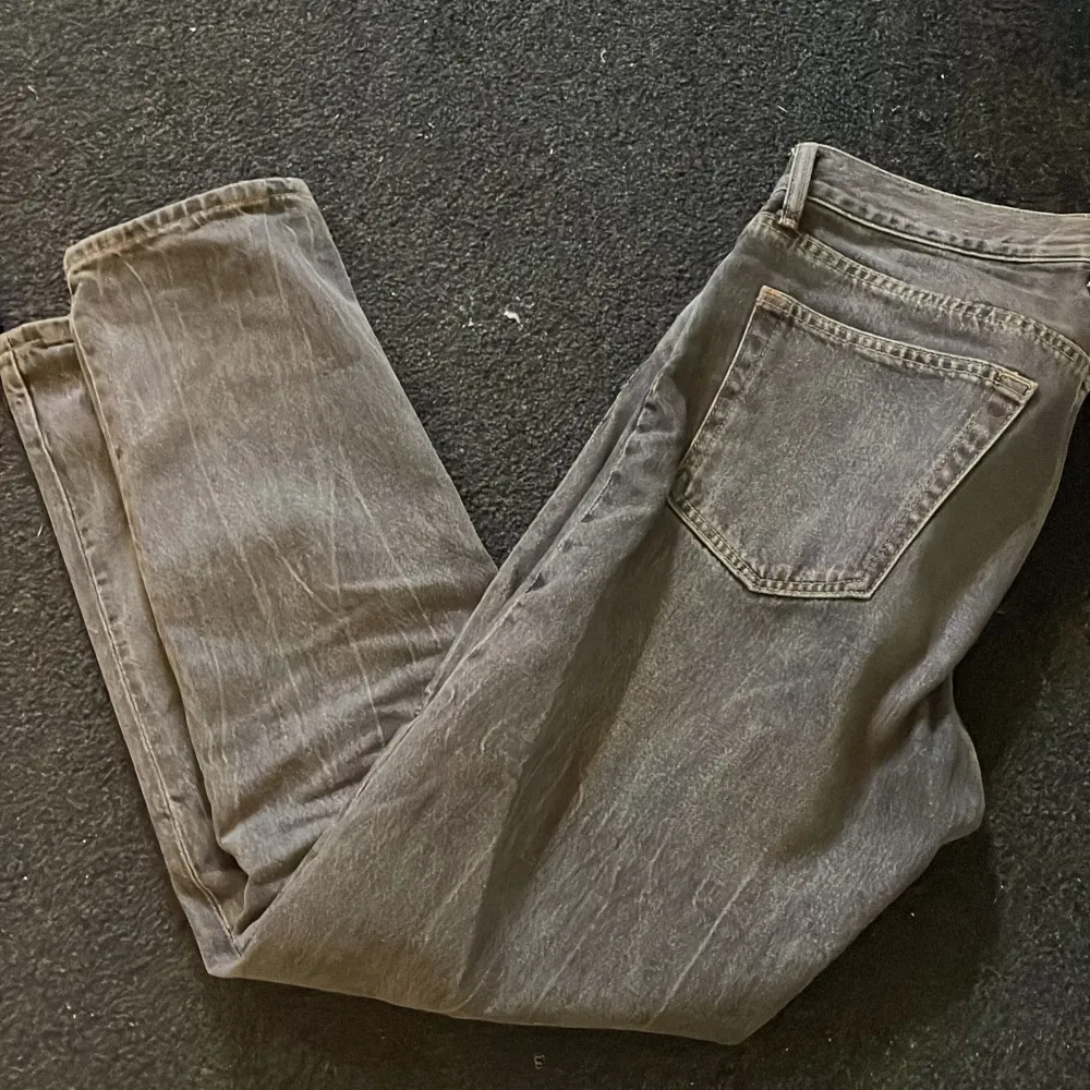 Säljer nu dessa jeans då de inte används så mycket. De är nästan nyskick då de är sparsamt använda. Jeansen är i modellen ”Barrel” som motsvarar ungefär mellan slim och regular fit. Hör av dig vid minsta fundering🤝. Jeans & Byxor.