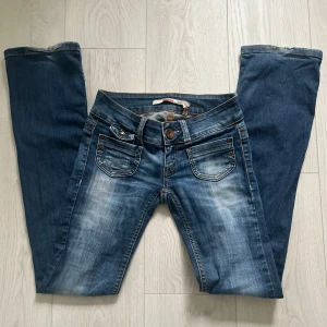 lågmidjade jeans  - SÅ fina! osäker om jag vill sälja så kom med bud ❤️‍🔥 midjemått ca 34cm rakt över, innerbenlängd 79 cm❤️‍🔥 högsta bud 475kr🩷