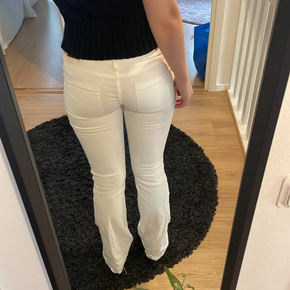 As snygga jeans, inga defekter  Slitna lägst ner men lätt att fixa!  Passar dig som är längre än 164 annars med klackar som jag har på bilden. . Jeans & Byxor.