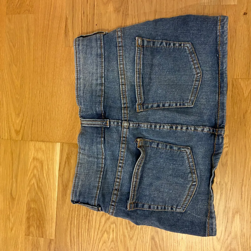 Miniskirt från hm. St 36. Använt några gånger men bra skick. Pris: 150 kr. Kjolar.