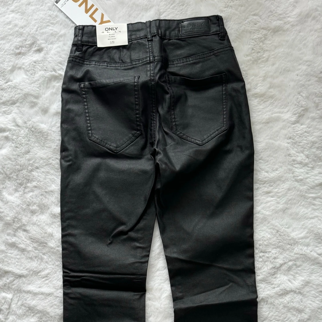 Coated utsvängda jeans från Nelly - 93