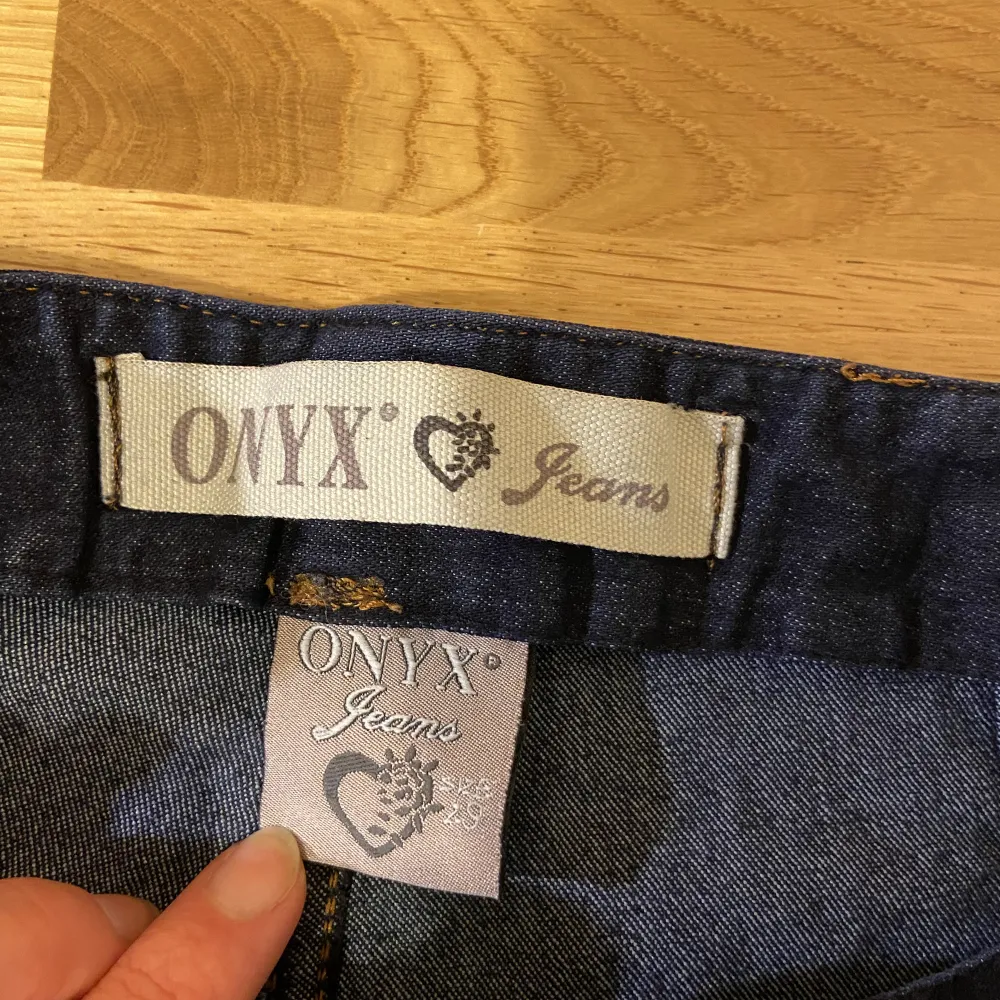 Bootcut vintage jeans från onyx. St 29 (skulle säga passar xs-s). Passar i längd på mig som är 166 cm. Pris: 190 kr. Jeans & Byxor.