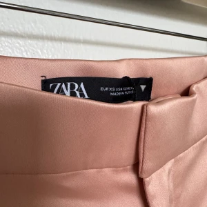 Kostymbyxor , skinn - Från Zara. Lite mer ljusrosa/rose i verkligheten😍 perfekt till sommaren