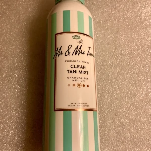 *NY* Clear Tan Mist, 200 ml, Fr Mr & Mrs Tannie  -  Medium, Gradual Tan.  Få en perfekt, naturlig solbränna och slät hud med denna klara, otonade bronzing mist. Låt sitta 4-8 timmar för att avslöja en utvecklad solbränna. För djupare färg, upprepa appliceringen.   Nypris: 299 kr, Pris nu: 130 kr  