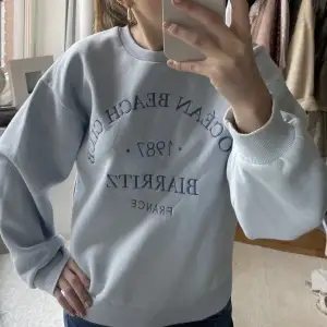 Säljer denna jättefina sweatshirten från Gina tricot. Endas använd vid 1 tillfälle och därmed mycket bra skick.🫶🏼Storlek XS