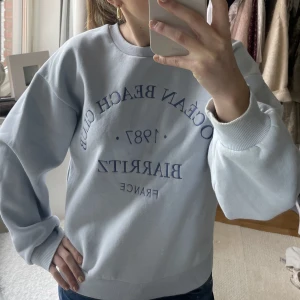 Gina Tricot sweatshirt  - Säljer denna jättefina sweatshirten från Gina tricot. Endas använd vid 1 tillfälle och därmed mycket bra skick.🫶🏼Storlek XS