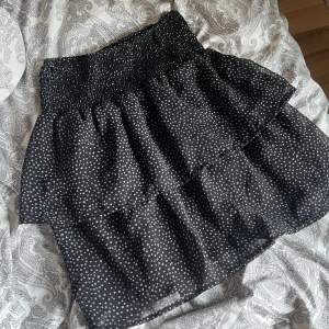 Super söt kjol som tyvärr blivit för liten, storlek XS passar S, från cubus, säljer för 80kr + frakt 🥰