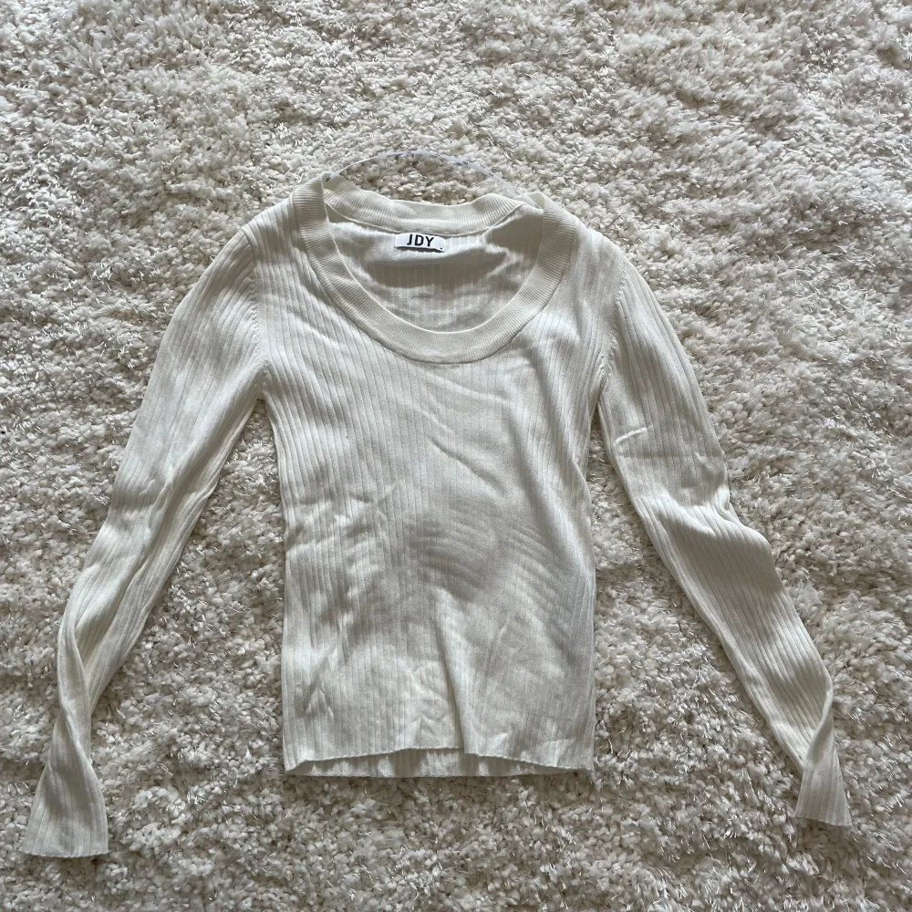 Jätte söt vit tröja, perfekt till våren när de börjar bli varmare. Säljer pågrund av att den ej kommer till användning. Som ny. Storlek M men skulle säga att den passar en S/XS. Tröjor & Koftor.