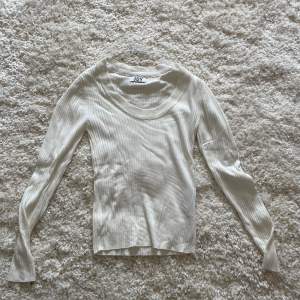 Jätte söt vit tröja, perfekt till våren när de börjar bli varmare. Säljer pågrund av att den ej kommer till användning. Som ny. Storlek M men skulle säga att den passar en S/XS