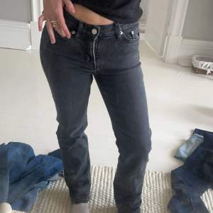 Svarta jeans i storlek 24x30💗