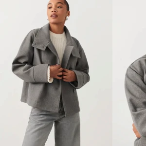 Kort kappa  - Superfin grå kort kappa från Gina tricot! Använd fåtal gånger, perfekt skick. Säljer då jag har flera liknande💓 orginalpris 599kr, säljer för 300kr (frakt ingår)