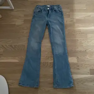Bootcut Jeans från Young Gina. 