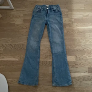 Jeans - Bootcut Jeans från Young Gina. 